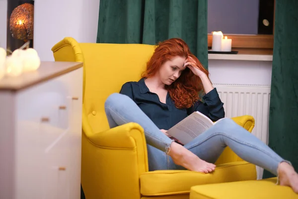 Evdeki Kanepede Oturup Kitap Okuyan Rahat Mutlu Bir Kadın — Stok fotoğraf