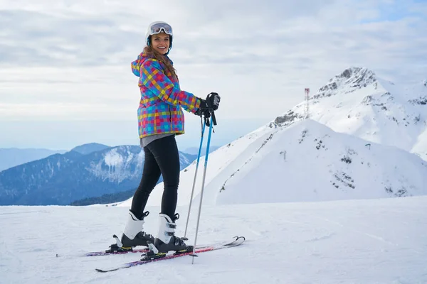 Mujer Esquiadora Vistiendo Blanco Healmet Con Máscara Nieve Invierno Montaña —  Fotos de Stock