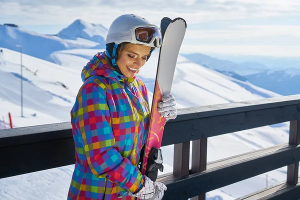 Mujer Esquiadora Vistiendo Blanco Healmet Con Máscara Nieve Invierno Montaña —  Fotos de Stock