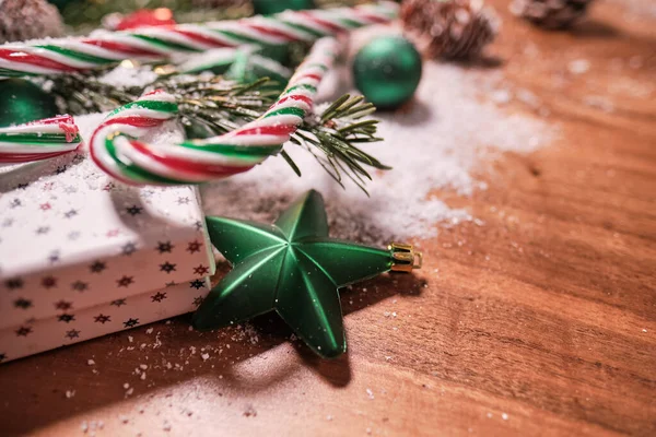 Composição Natal Com Ramo Abeto Presentes Mesa Madeira Cima Para — Fotografia de Stock