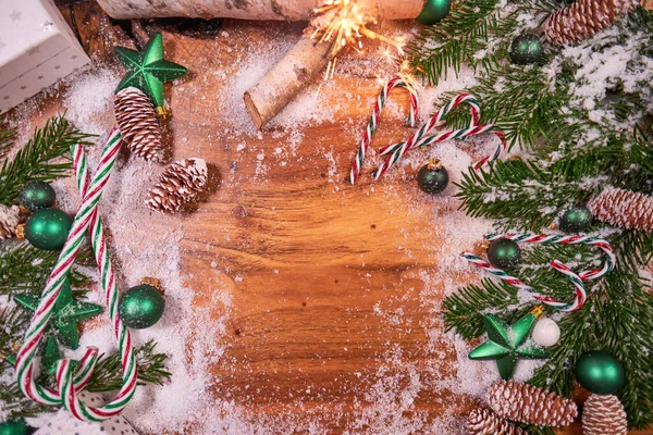 Vánoční Kompozice Smrkovou Větví Dárky Dřevěný Stůl Shora Dolů — Stock fotografie