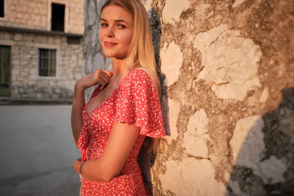 Podróżuje Europie Szczęśliwa Młoda Kobieta Eleganckiej Sukience Przechadzająca Się Ulicami — Zdjęcie stockowe