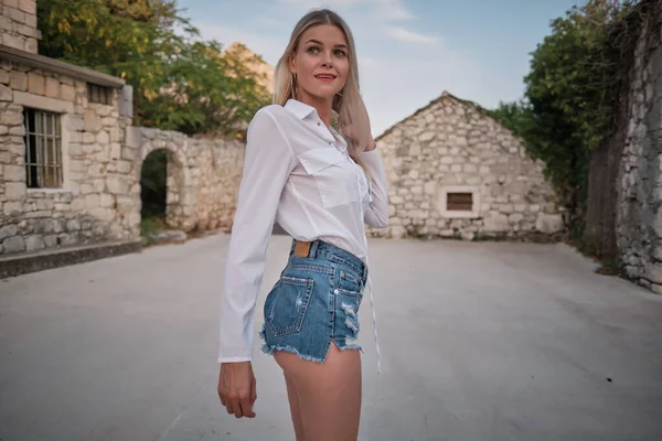 Ταξιδεύοντας Στην Ευρώπη Ευτυχισμένη Νεαρή Γυναίκα Κομψό Φόρεμα Που Περπατάει — Φωτογραφία Αρχείου