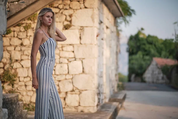 Viajar Pela Europa Jovem Feliz Vestido Elegante Andando Pelas Ruas — Fotografia de Stock