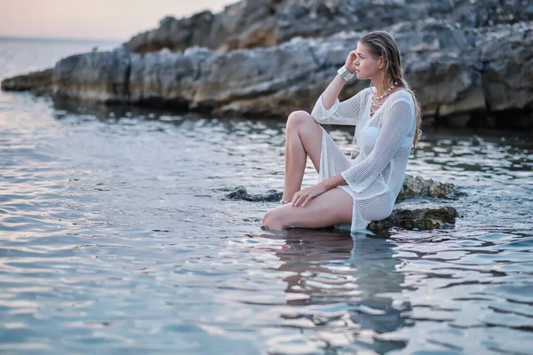 クロアチアの岩場の海岸の女性 — ストック写真