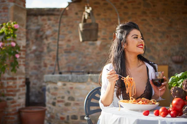 Landleben Eine Italienerin Isst Abendessen Und Pasta Heimischen Garten — Stockfoto