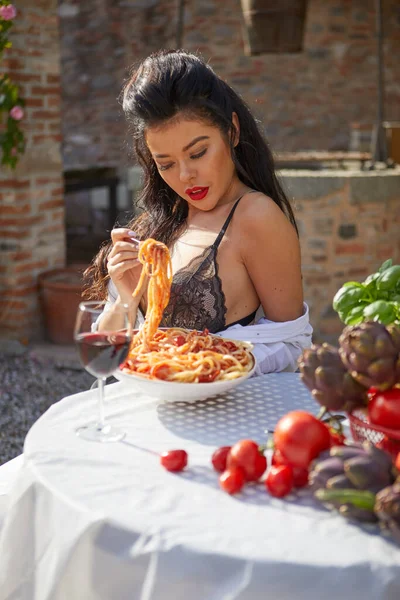 Vida Campo Una Mujer Italiana Come Cena Pasta Jardín —  Fotos de Stock