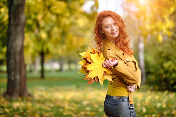 Podzimní Žena Listech Park Scene — Stock fotografie