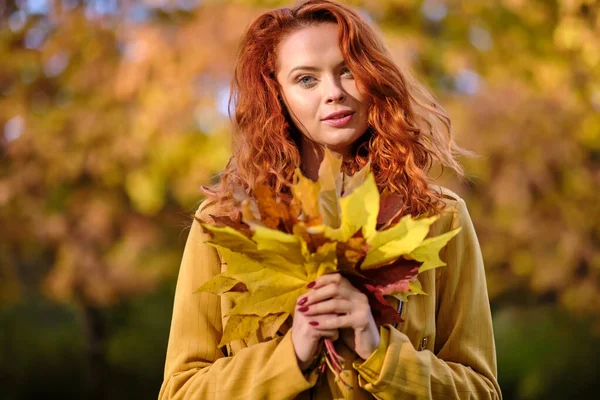 Осенняя Женщина Листочках Парк Сцена — стоковое фото