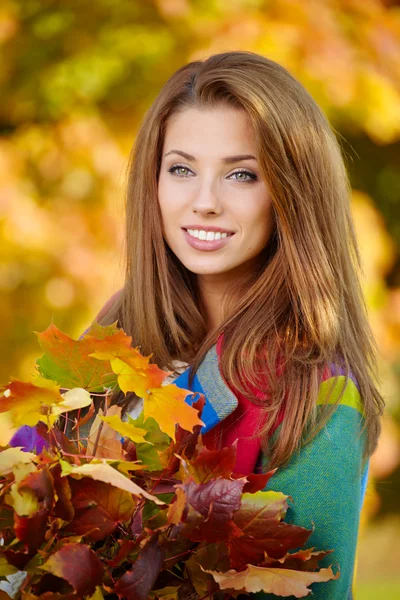 Kobieta w parku jesienią — Zdjęcie stockowe