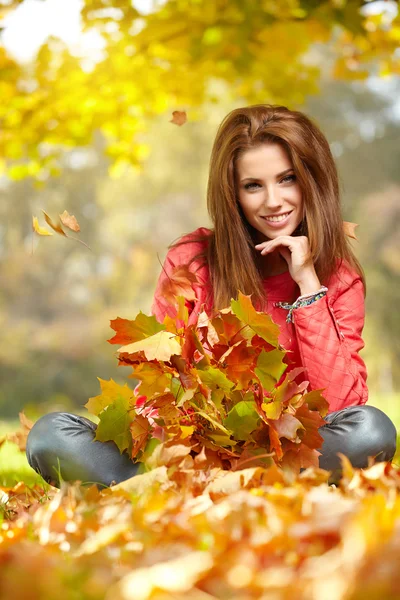 Mulher em um parque no outono — Fotografia de Stock