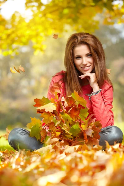 Vrouw in een park in de herfst — Stockfoto