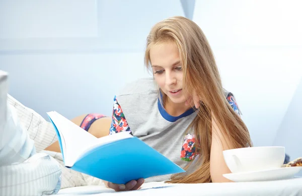 Vrouw die boek leest in bed — Stockfoto