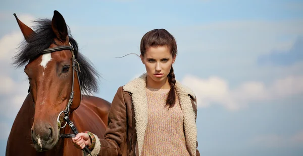 Fille et cheval sur la promenade — Photo