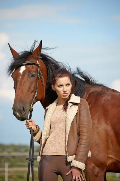 Fille et cheval sur la promenade — Photo