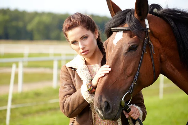 Meisje en paard op de wandeling — Stockfoto