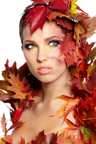 Höstens kvinna klädd i röda blad — Stockfoto