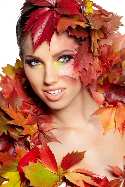 Herbst Frau in roten Blättern gekleidet — Stockfoto