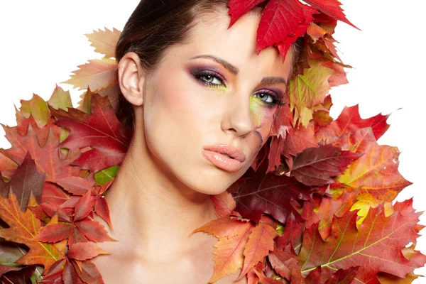 Autunno donna vestita in foglie rosse — Foto Stock