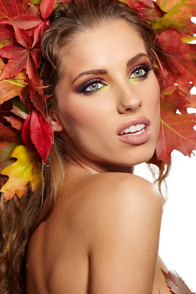 Mujer de otoño vestida con hojas rojas —  Fotos de Stock