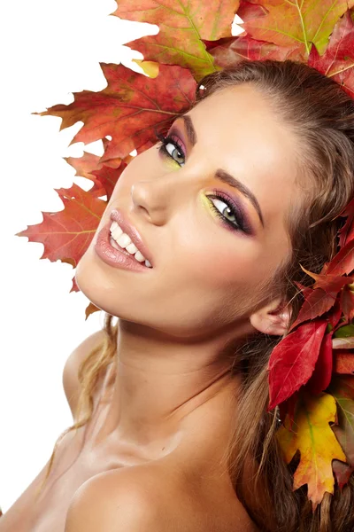 Mulher de outono vestida de folhas vermelhas — Fotografia de Stock