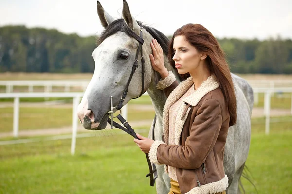 Vrouw met mooie paard — Stockfoto