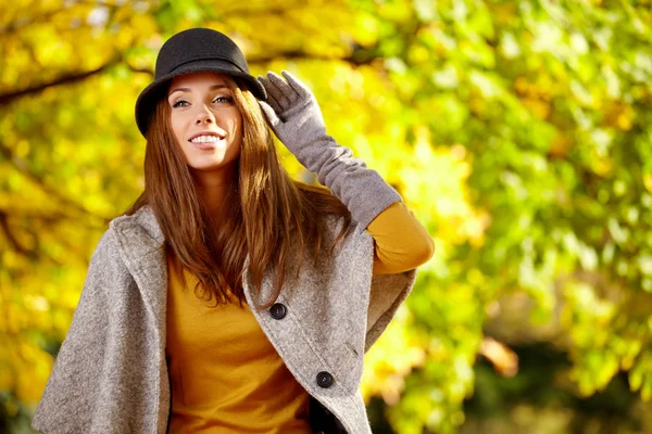 Frauenporträt im Herbst — Stockfoto