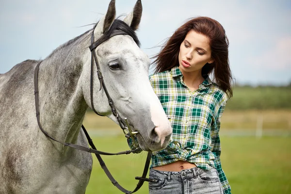 Mulher com um cavalo branco — Fotografia de Stock