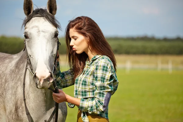 白い馬の女性 — ストック写真