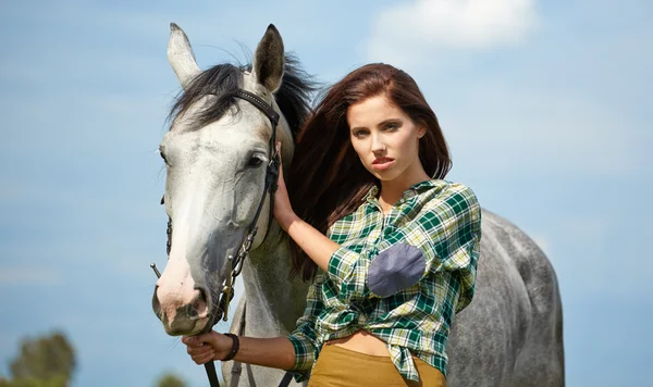 Frau mit einem weißen Pferd — Stockfoto