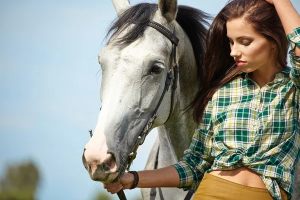 Kvinna med en vit häst — Stockfoto