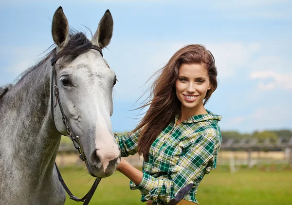 白い馬の女性 — ストック写真