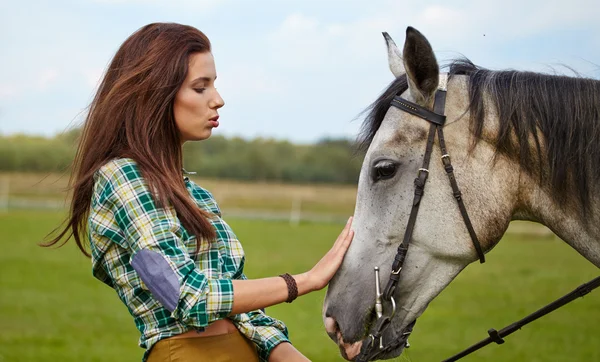 Mulher com um cavalo branco — Fotografia de Stock