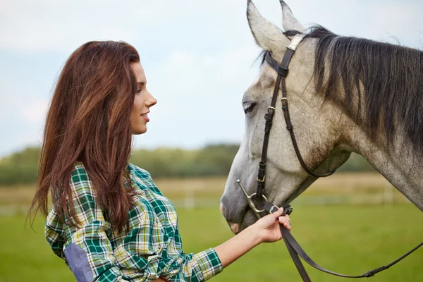 Mujer con un caballo blanco —  Fotos de Stock