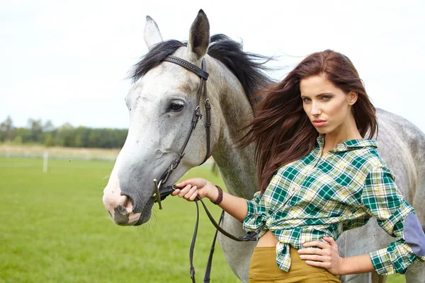 Mulher com um cavalo branco — Fotografia de Stock