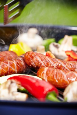 Izgarada sosisli barbekü. 