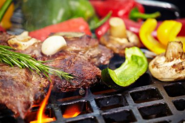 t-Bone steak bir barbekü ızgara 
