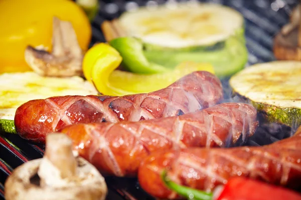 Grelhar salsichas na churrasqueira — Fotografia de Stock