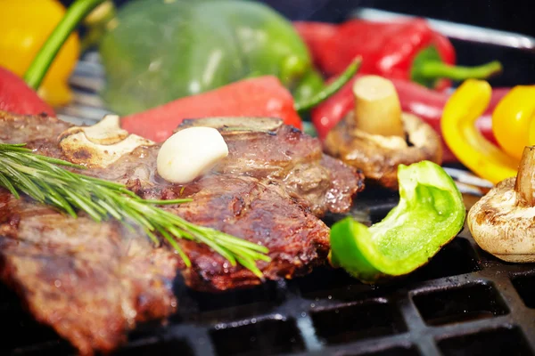 Bife grelhado em T-bone — Fotografia de Stock