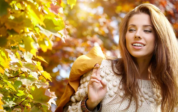 Elegante donna in un parco in autunno — Foto Stock