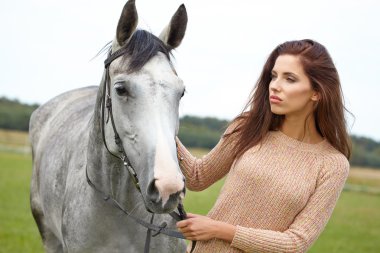 dziewczyna i konia na spacer
