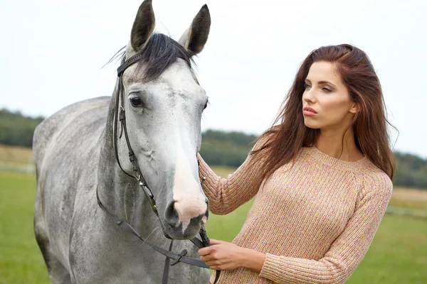 少女と散歩に馬 — ストック写真
