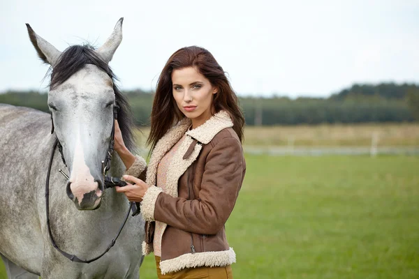 Ragazza e cavallo in cammino — Foto Stock