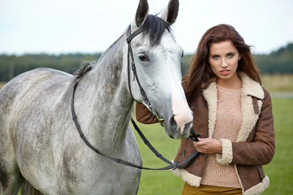 Meisje en paard op de wandeling — Stockfoto