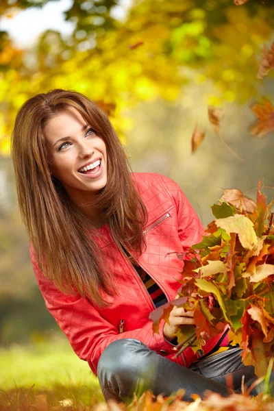 Mulher na floresta em cores de outono — Fotografia de Stock