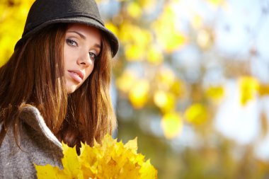 Sonbaharda parkta bir kadın