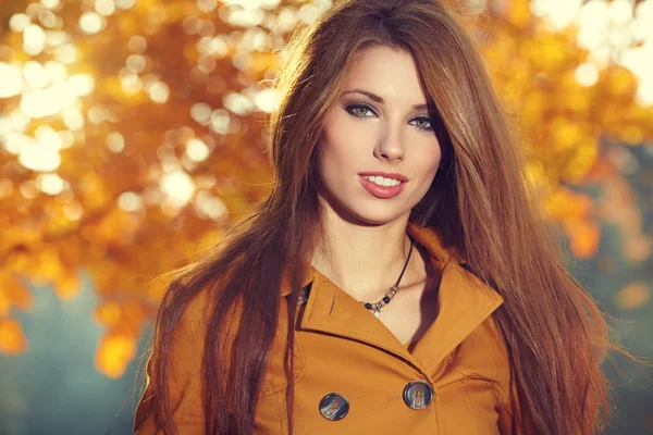 Woman with autumn leaves in hand — Stock Photo, Image