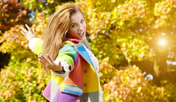 Mujer de moda en un parque en otoño — Foto de Stock