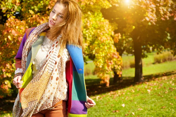 Модна жінка в парку восени — стокове фото