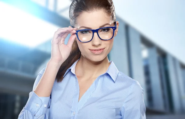 Vrouw zoekt casual en glimlachen - buitenshuis — Stockfoto